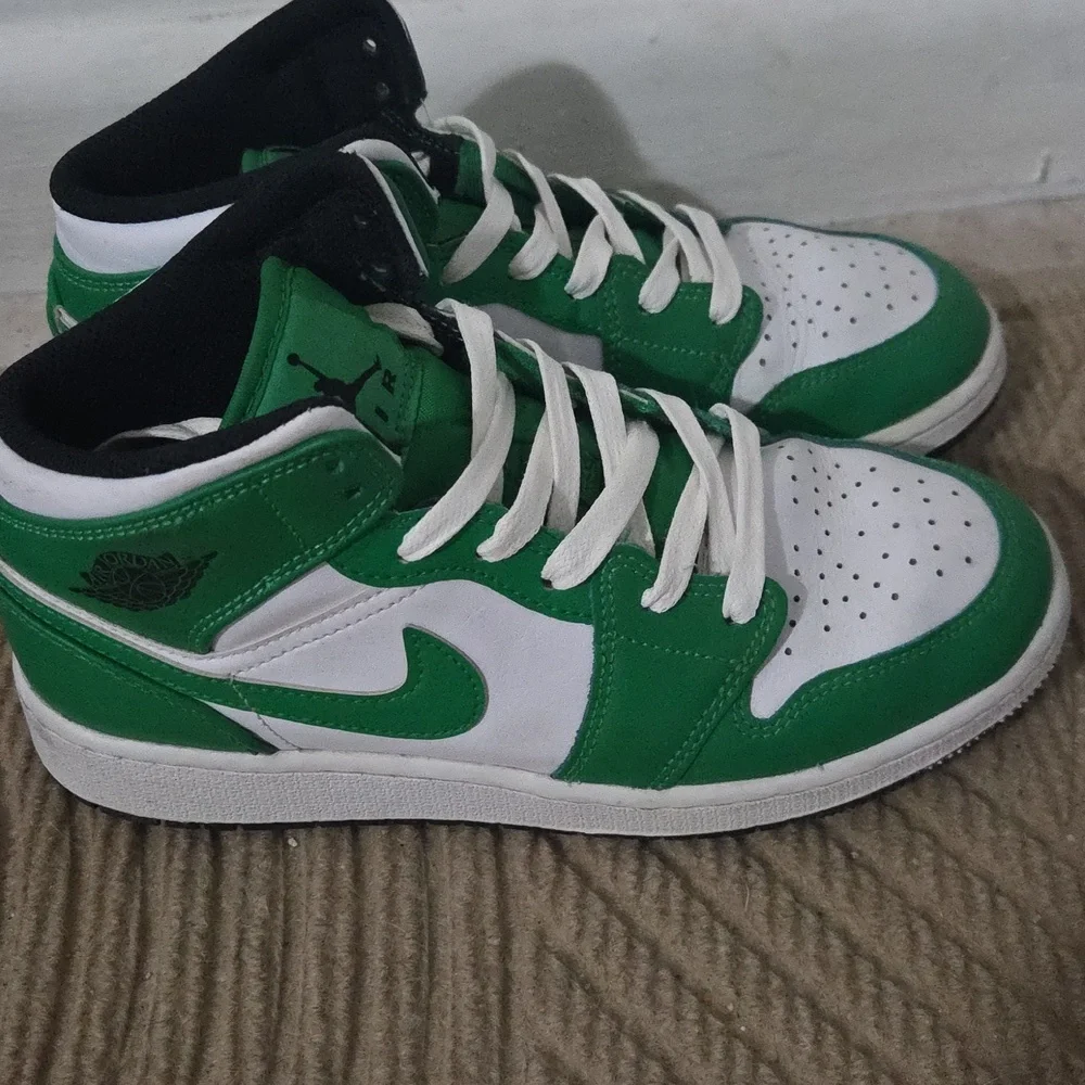 Kids Air Jordan Sneakers Size 5Y - Picture 1 of 6